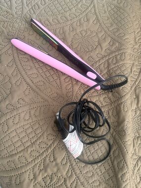 SOLIA Sleek Pink Ceramic Hair Straightener - Lightweight Styling Iron